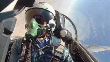 我国首批歼-11B战机女飞行学员顺利单飞