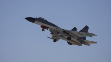 我国首批歼-11B战机女飞行学员顺利单飞