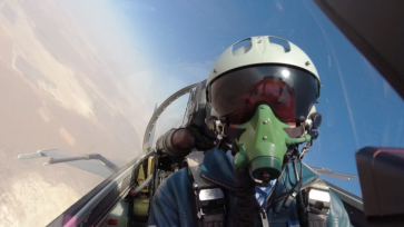 我国首批歼-11B战机女飞行学员顺利单飞