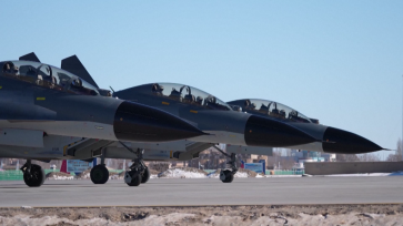 我国首批歼-11B战机女飞行学员顺利单飞