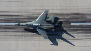 我国首批歼-11B战机女飞行学员顺利单飞