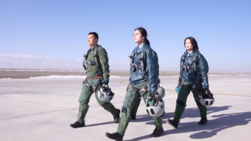 我国首批歼-11B战机女飞行学员顺利单飞