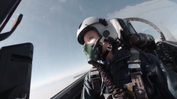 我国首批歼-11B战机女飞行学员顺利单飞