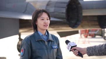 我国首批歼-11B战机女飞行学员顺利单飞