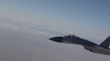 我国首批歼-11B战机女飞行学员顺利单飞