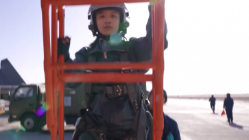 我国首批歼-11B战机女飞行学员顺利单飞