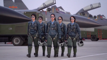 我国首批歼-11B战机女飞行学员顺利单飞