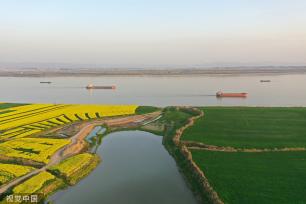 安徽安庆：长江岸线水清岸绿 货船往来穿梭