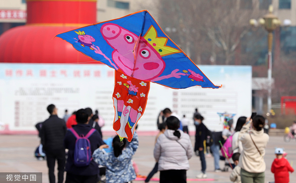 山东潍坊：气温回暖 市民人民广场放风筝