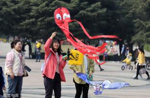 山东潍坊：气温回暖 市民人民广场放风筝