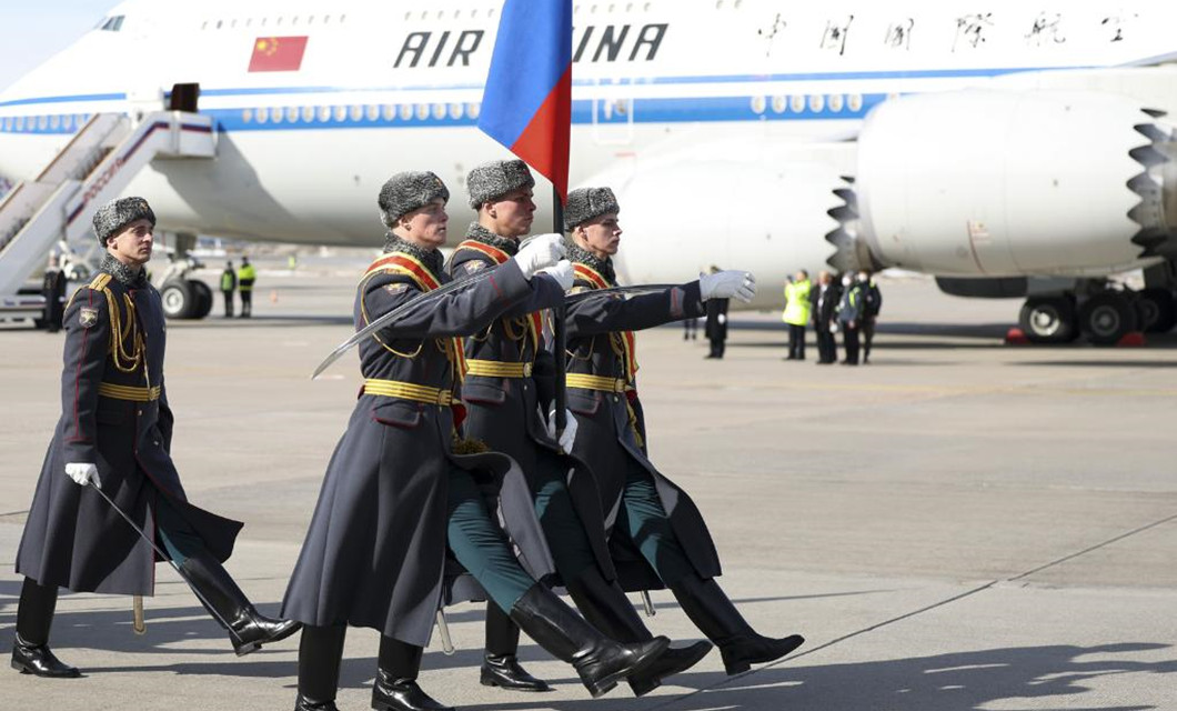 习主席抵达莫斯科，俄方隆重欢迎