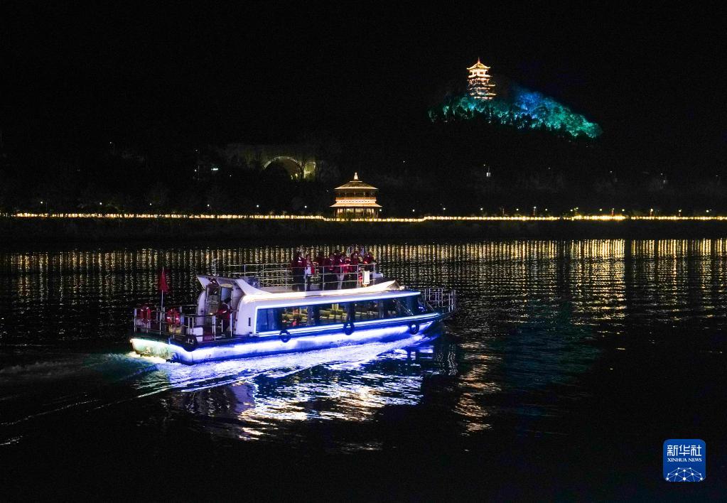 四川阆中：观赏移动演出 感受古城夜经济