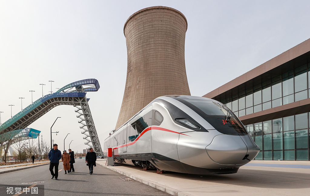 新型轻轨列车在北京首钢园亮相展出