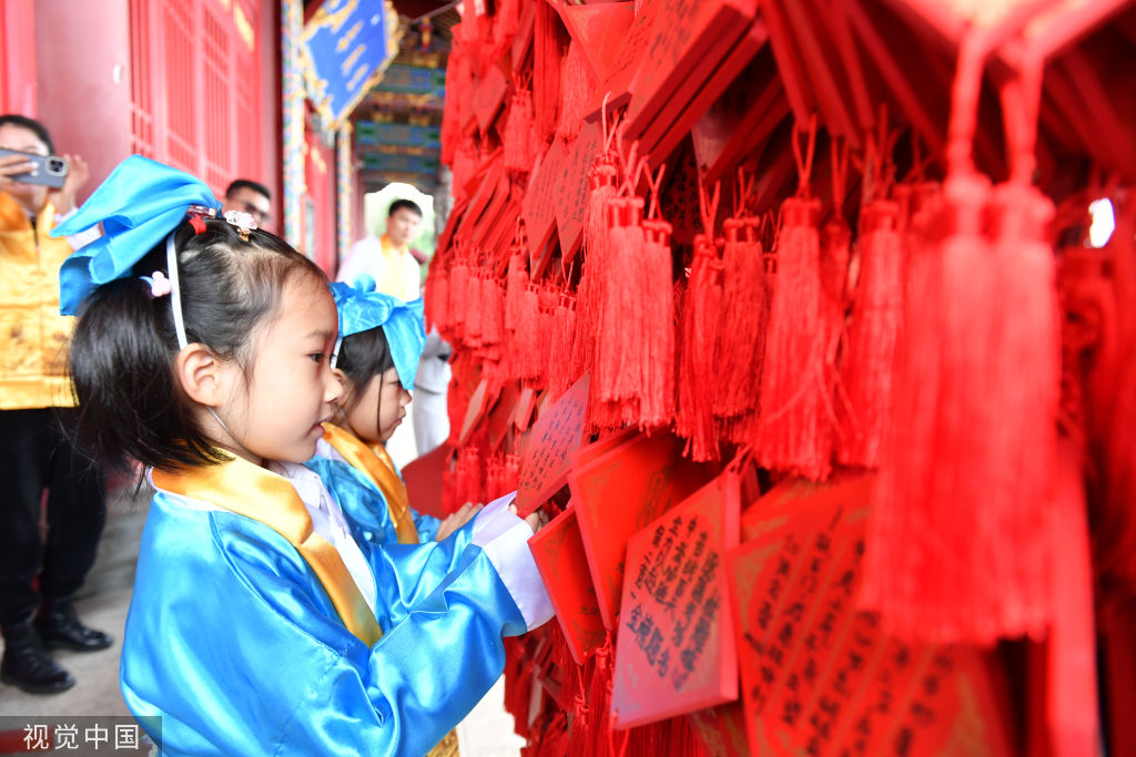 福建漳州：幼儿园学童体验传统“开笔礼”