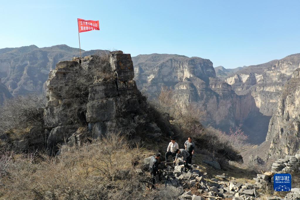 太行山村筑路人：一座山 一条路 一个梦