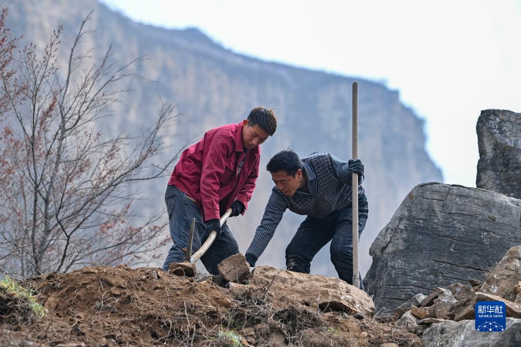 太行山村筑路人：一座山 一条路 一个梦