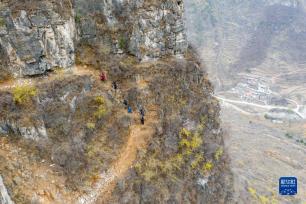 太行山村筑路人：一座山 一条路 一个梦