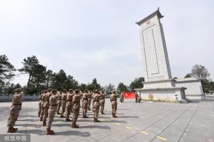 合肥：清明临近 武警官兵赴烈士陵园缅怀先烈