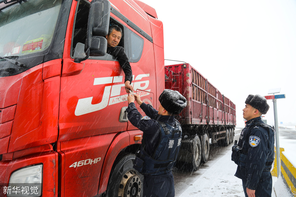 新疆阿勒泰：民警风雪中执勤