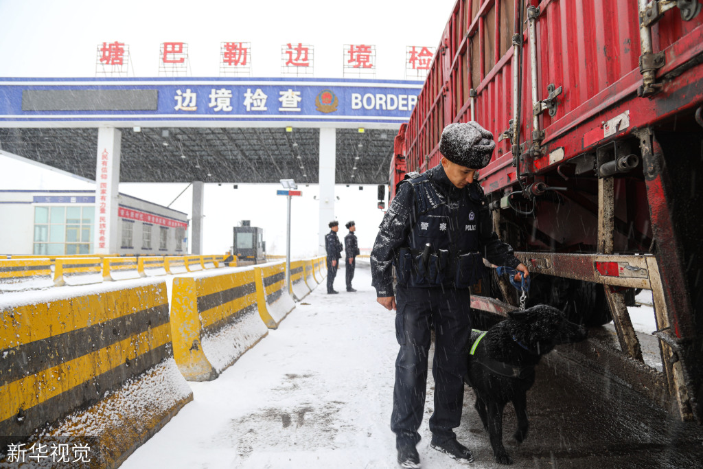 新疆阿勒泰：民警风雪中执勤