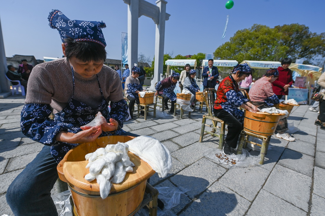 江南水乡举办春季传统蚕花节