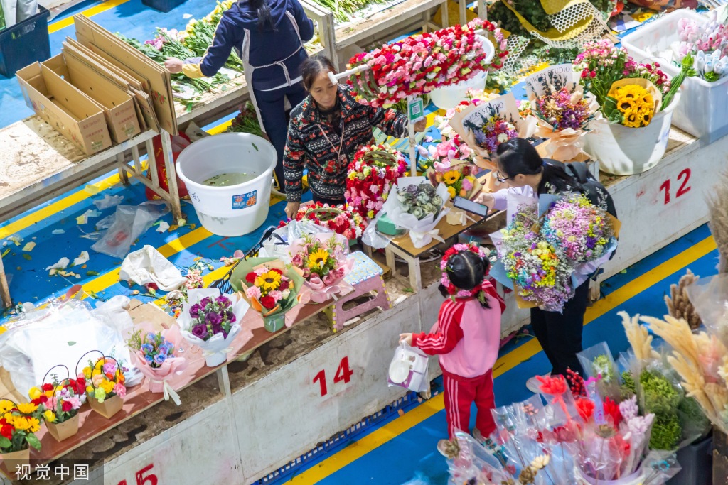 昆明斗南花卉市场人头攒动 日均客流近3万