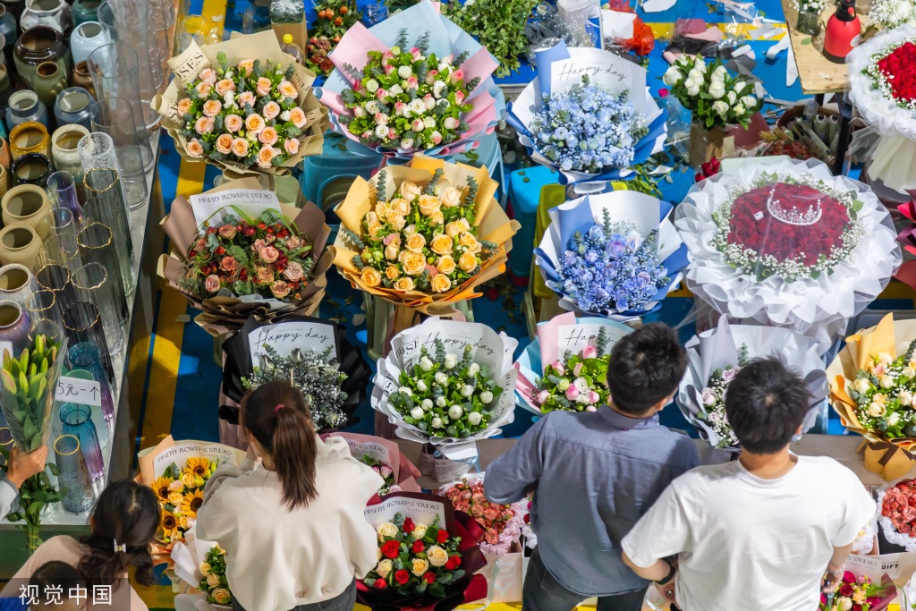 昆明斗南花卉市场人头攒动 日均客流近3万