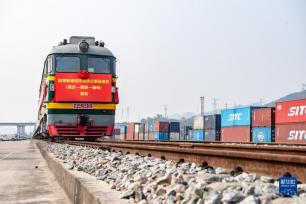 首班陆海新通道跨境铁公联运班列（重庆—瑞丽—缅甸）成功开行