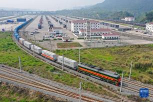 首班陆海新通道跨境铁公联运班列（重庆—瑞丽—缅甸）成功开行