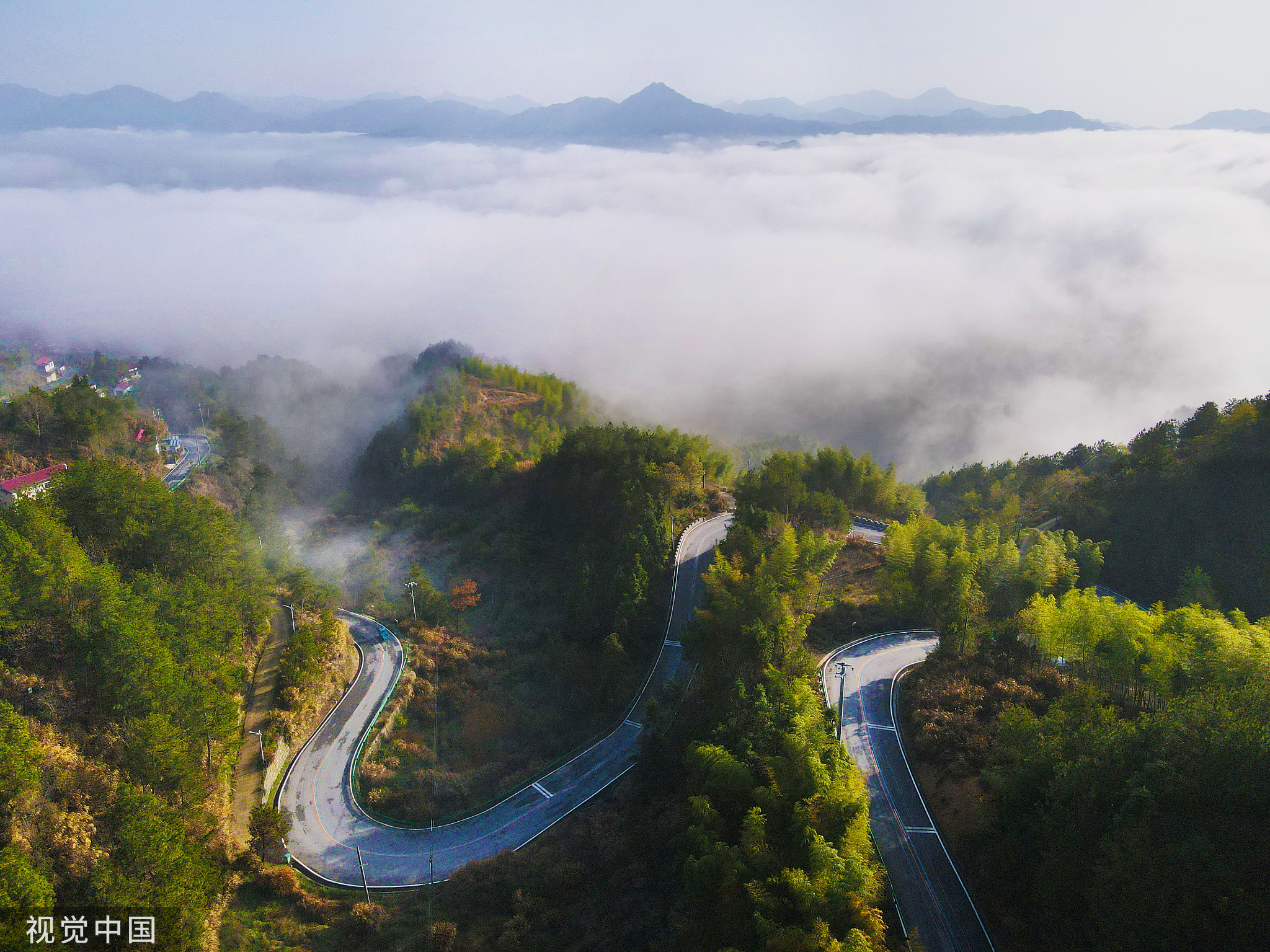 安徽安庆：公路蜿蜒 两旁青山苍翠