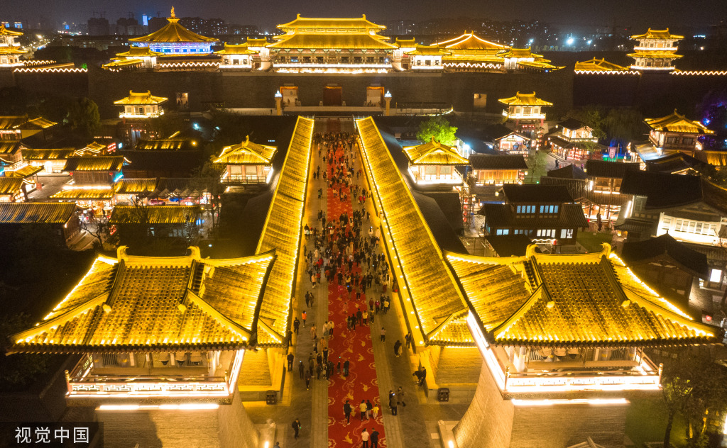 湖北襄阳：唐城景区夜游启动 灯光璀璨演出精彩纷呈