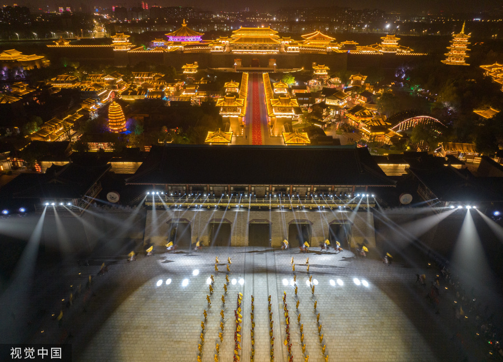 湖北襄阳：唐城景区夜游启动 灯光璀璨演出精彩纷呈