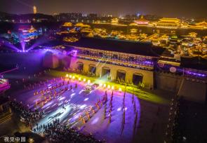 湖北襄阳：唐城景区夜游启动 灯光璀璨演出精彩纷呈