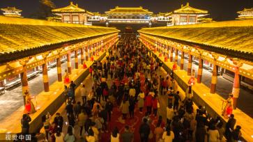 湖北襄阳：唐城景区夜游启动 灯光璀璨演出精彩纷呈