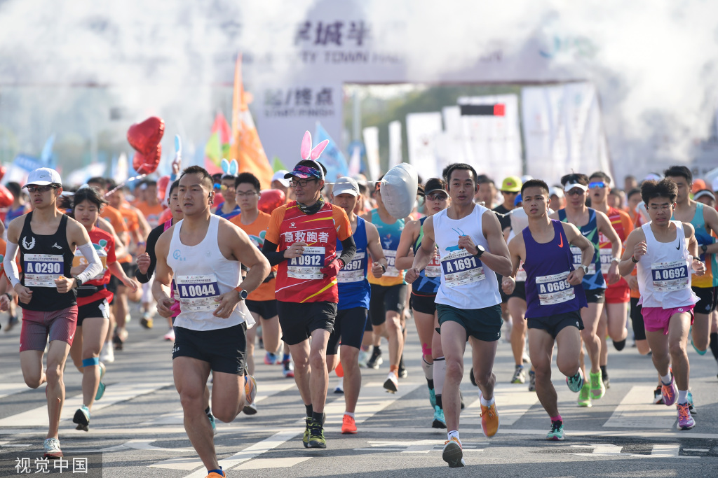 南京江宁大学城半程马拉松鸣枪开赛