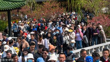 扬州：瘦西湖二十四桥开启“人从众”模式
