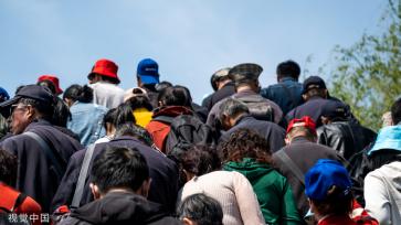 扬州：瘦西湖二十四桥开启“人从众”模式