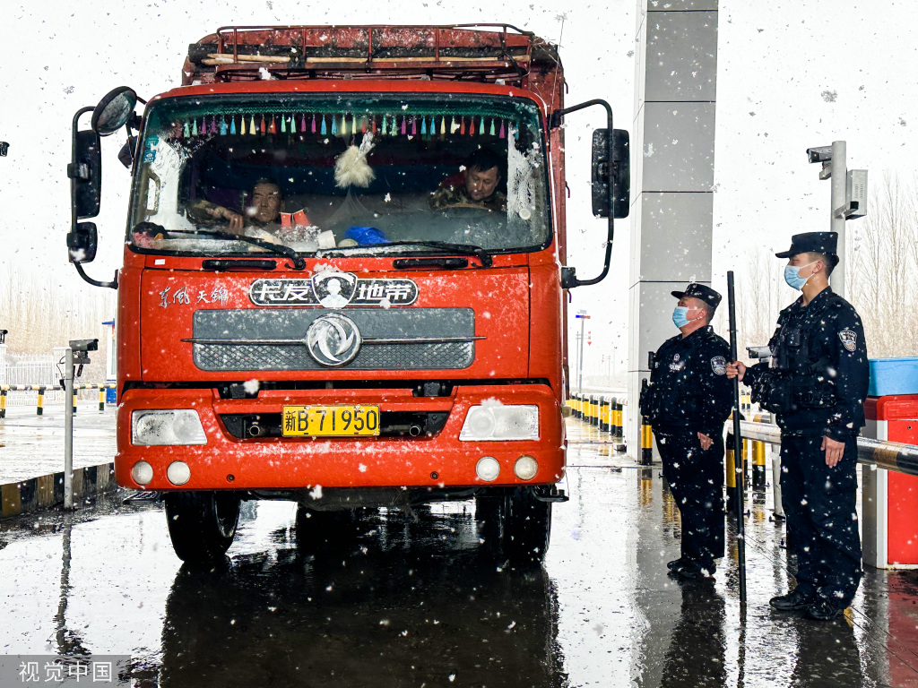 新疆阿勒泰：边检民警风雪中查缉进出境人员和车辆