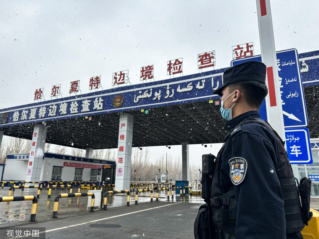 新疆阿勒泰：边检民警风雪中查缉进出境人员和车辆