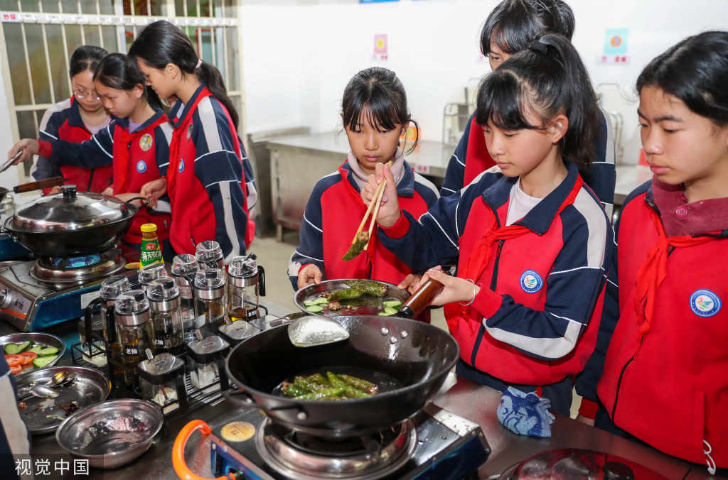 
北京中日友好医院黄牛代挂号电话票贩子号贩子网上预约挂号,住院检查加快,广西桂林：劳动课老师带领学生烹制当地美食
