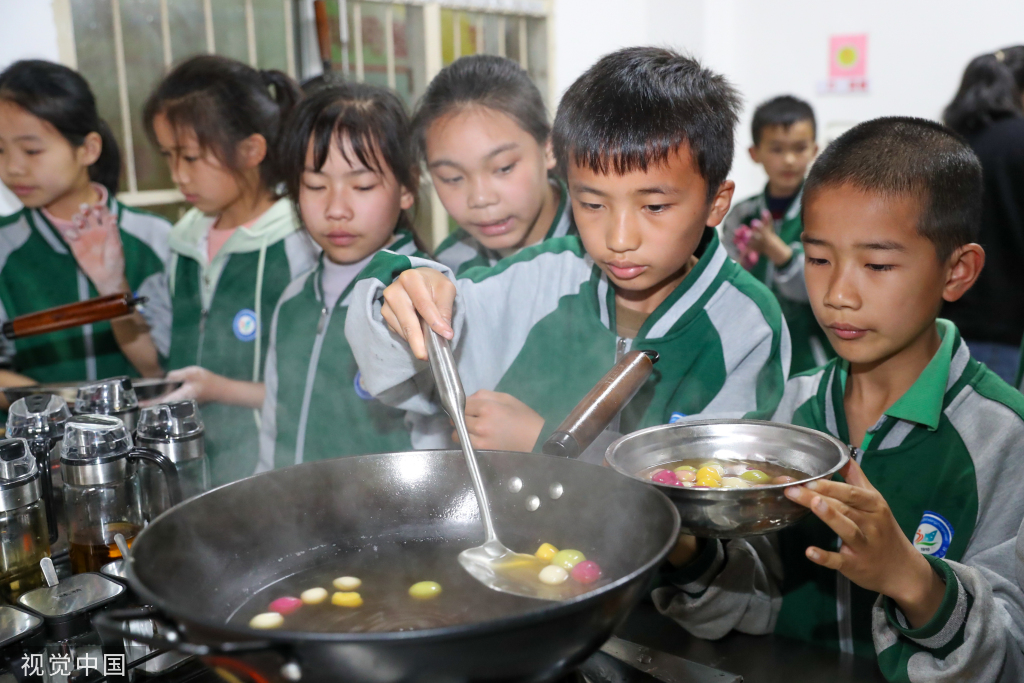 
北京中日友好医院黄牛代挂号电话票贩子号贩子网上预约挂号,住院检查加快,广西桂林：劳动课老师带领学生烹制当地美食