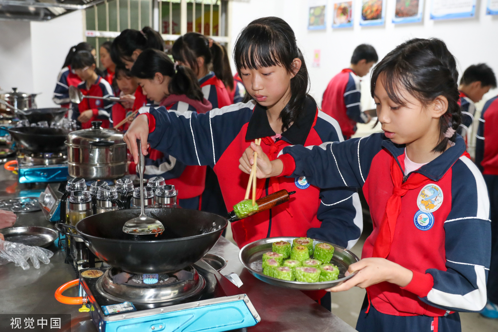 
北京中日友好医院黄牛代挂号电话票贩子号贩子网上预约挂号,住院检查加快,广西桂林：劳动课老师带领学生烹制当地美食