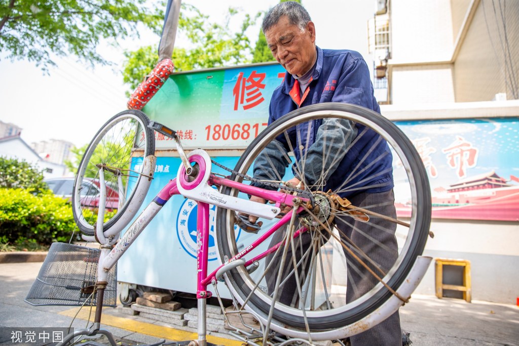 江苏南通：便民摊点统一管理 定点经营为市民维修物品