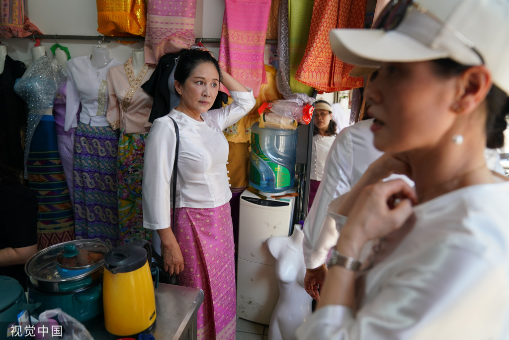
天津血液研究所黄牛代挂号电话票贩子号贩子网上预约挂号,住院检查加快,云南德宏：泼水节临近 游客选购傣族服装