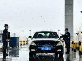 新疆阿勒泰：边检民警风雪中查缉进出境人员和车辆