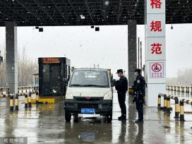 新疆阿勒泰：边检民警风雪中查缉进出境人员和车辆