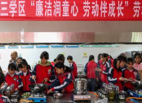 广西桂林：劳动课老师带领学生烹制当地美食