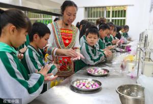 广西桂林：劳动课老师带领学生烹制当地美食