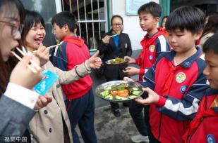 广西桂林：劳动课老师带领学生烹制当地美食