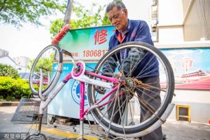 江苏南通：便民摊点统一管理 定点经营为市民维修物品